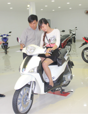 Hướng dẫn khách hàng sử dụng xe máy